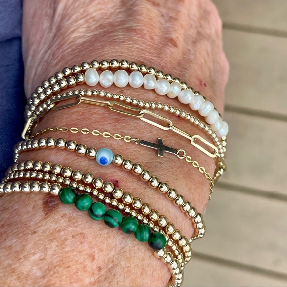 Handmade 14k gold filled stretch shell clover bracelet - Picture 6 of 6